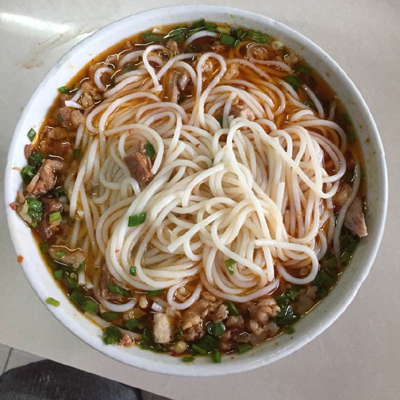 大梁鸡丁米线