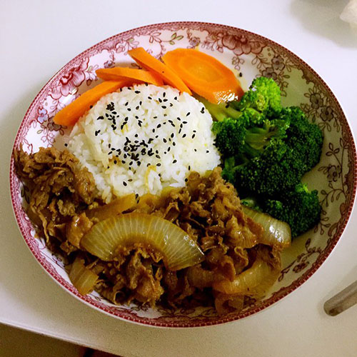 偶拌秘汁牛肉饭